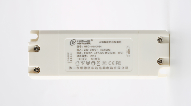 華輝照明LED辦公吊線燈,led面板燈,直發(fā)光面板燈，側發(fā)光面板燈,面板燈廠家擁有專業(yè)生產(chǎn)團隊，從面板燈零配件到電源都自己生產(chǎn)，保證每個環(huán)節(jié)的品質(zhì)。